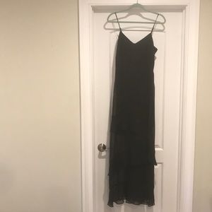 Sophisticated & sexy. Lined up to mid thigh.  Picture doesn’t justify the dress